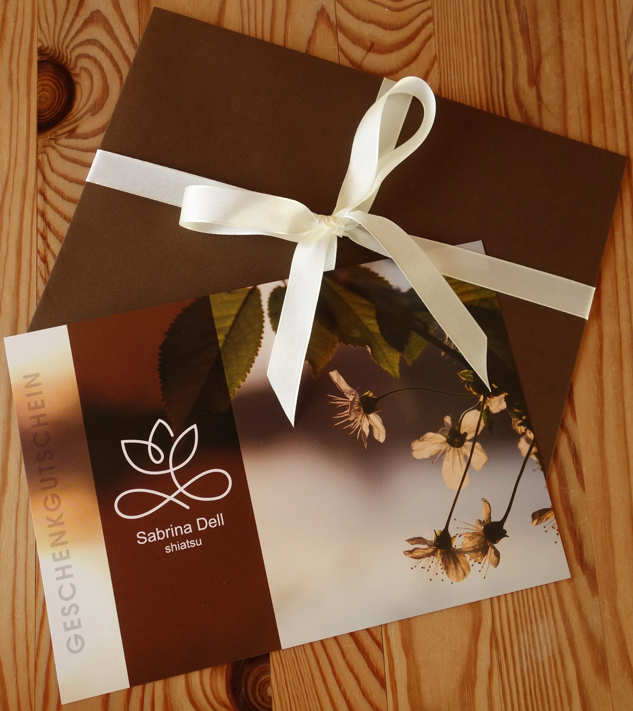 Geschenkgutschein von Sabrina Dell Shiatsu mit Couvert und Schleife