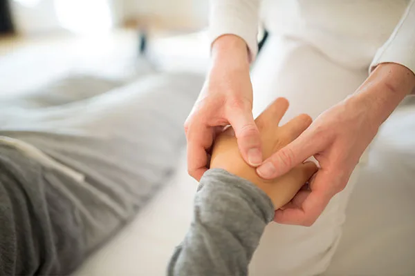 Shiatsu-Behandlung: Arbeit an der Hand
