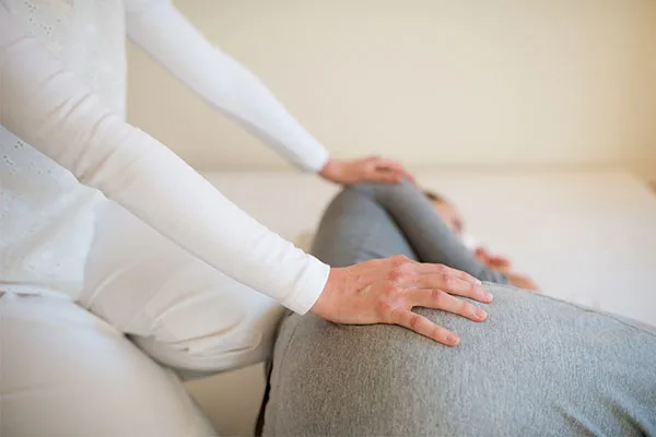 Shiatsu-Behandlung: Druck am Bein