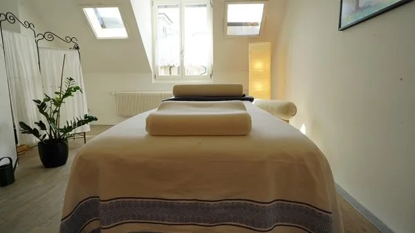 Behandlungsliege unter dem Dachfenster